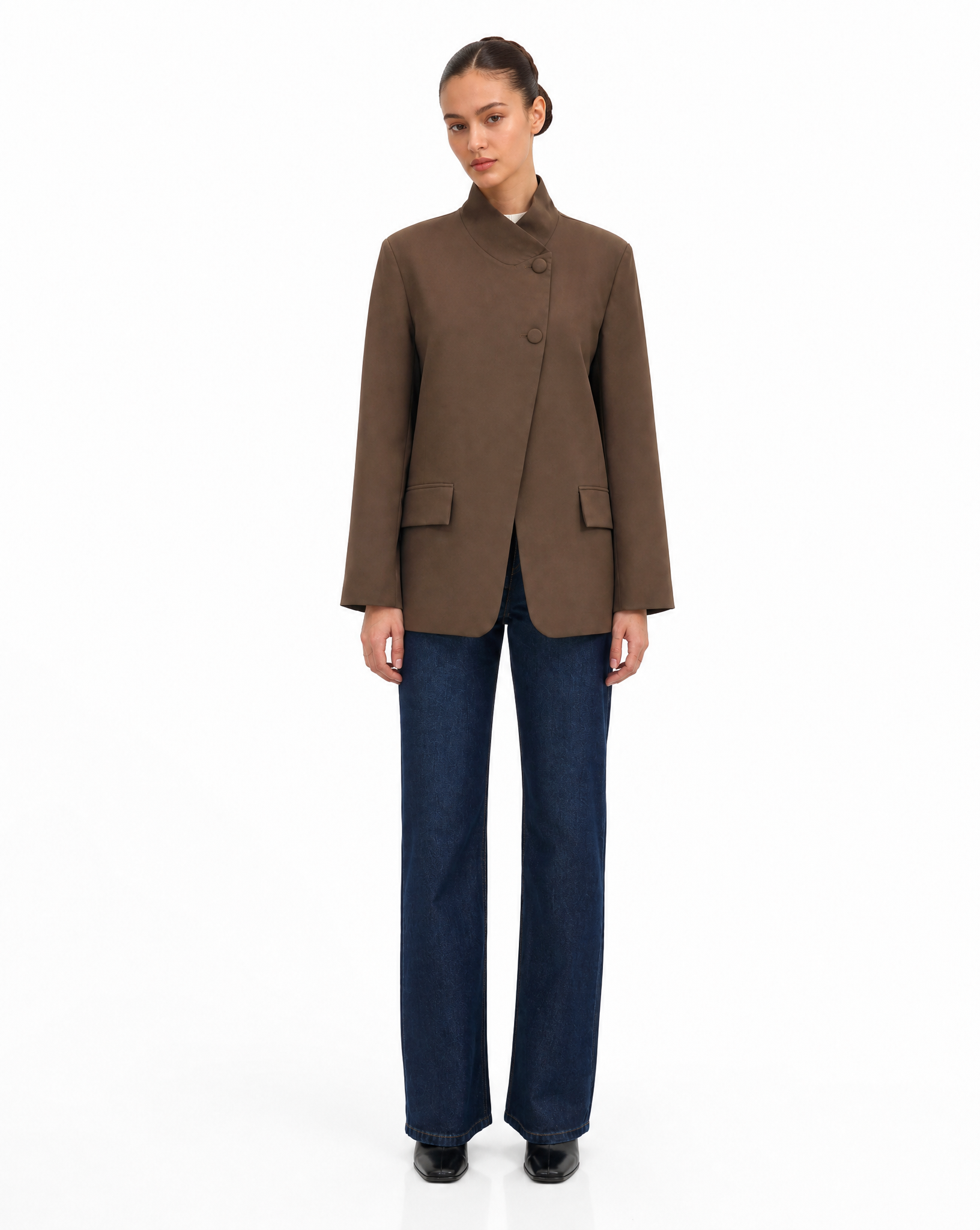 Blazer Donna Strutturato con Chiusura Asimmetrica Marrone vista frontale indossata da Polly 6