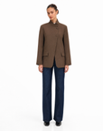 Blazer Donna Strutturato con Chiusura Asimmetrica Marrone vista frontale indossata da Polly 6