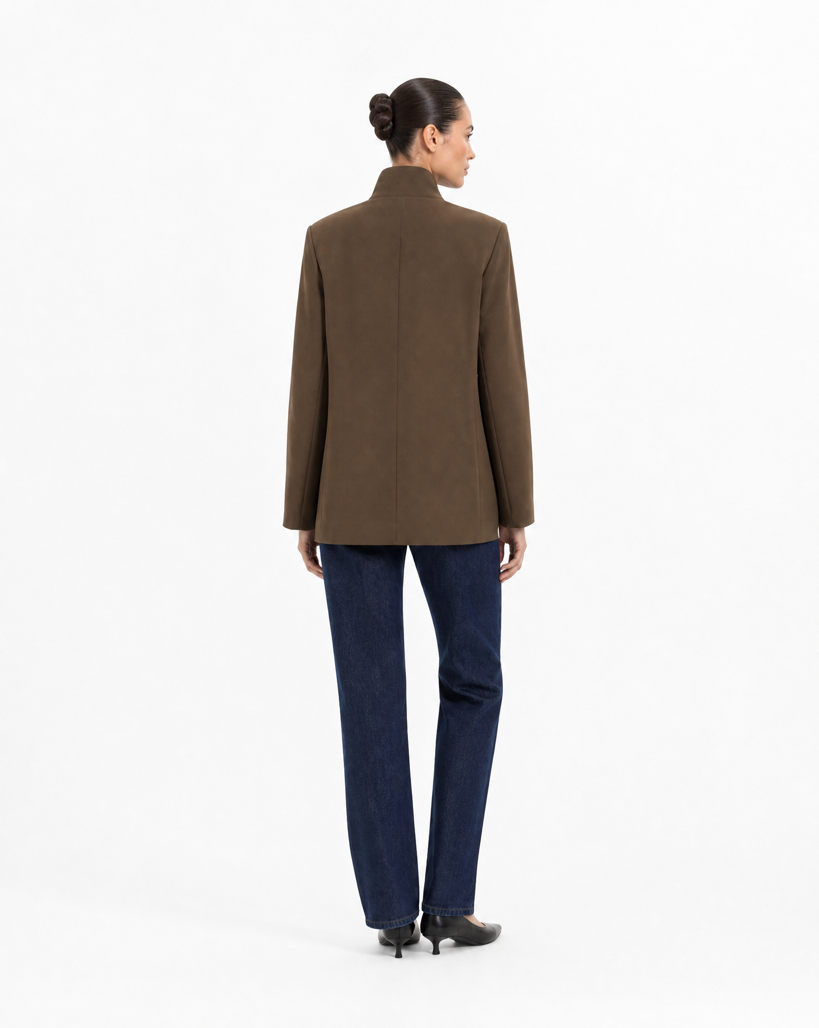 Blazer Donna Strutturato con Chiusura Asimmetrica Marrone vista retro indossata da Polly 6