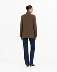 Blazer Donna Strutturato con Chiusura Asimmetrica Marrone vista retro indossata da Polly 6