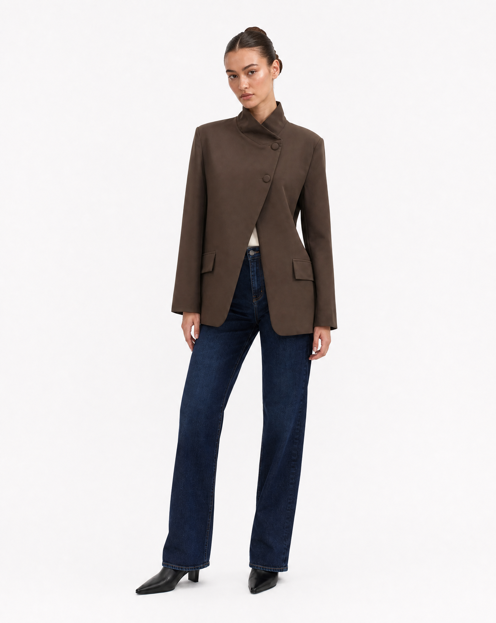 Blazer Donna Strutturato con Chiusura Asimmetrica Marrone vista tre-quarti indossata da Polly 6