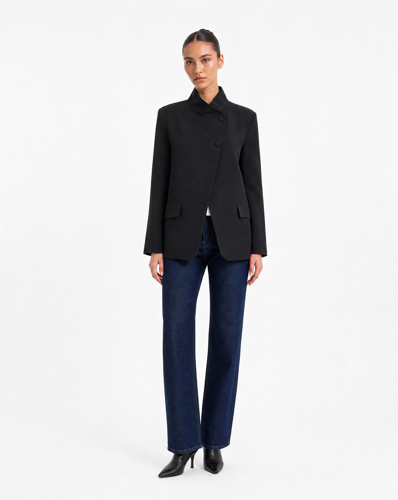 Blazer Donna Strutturato con Chiusura Asimmetrica Nero vista frontale indossata da Polly 6