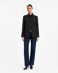 Blazer Donna Strutturato con Chiusura Asimmetrica Nero vista frontale indossata da Polly 6