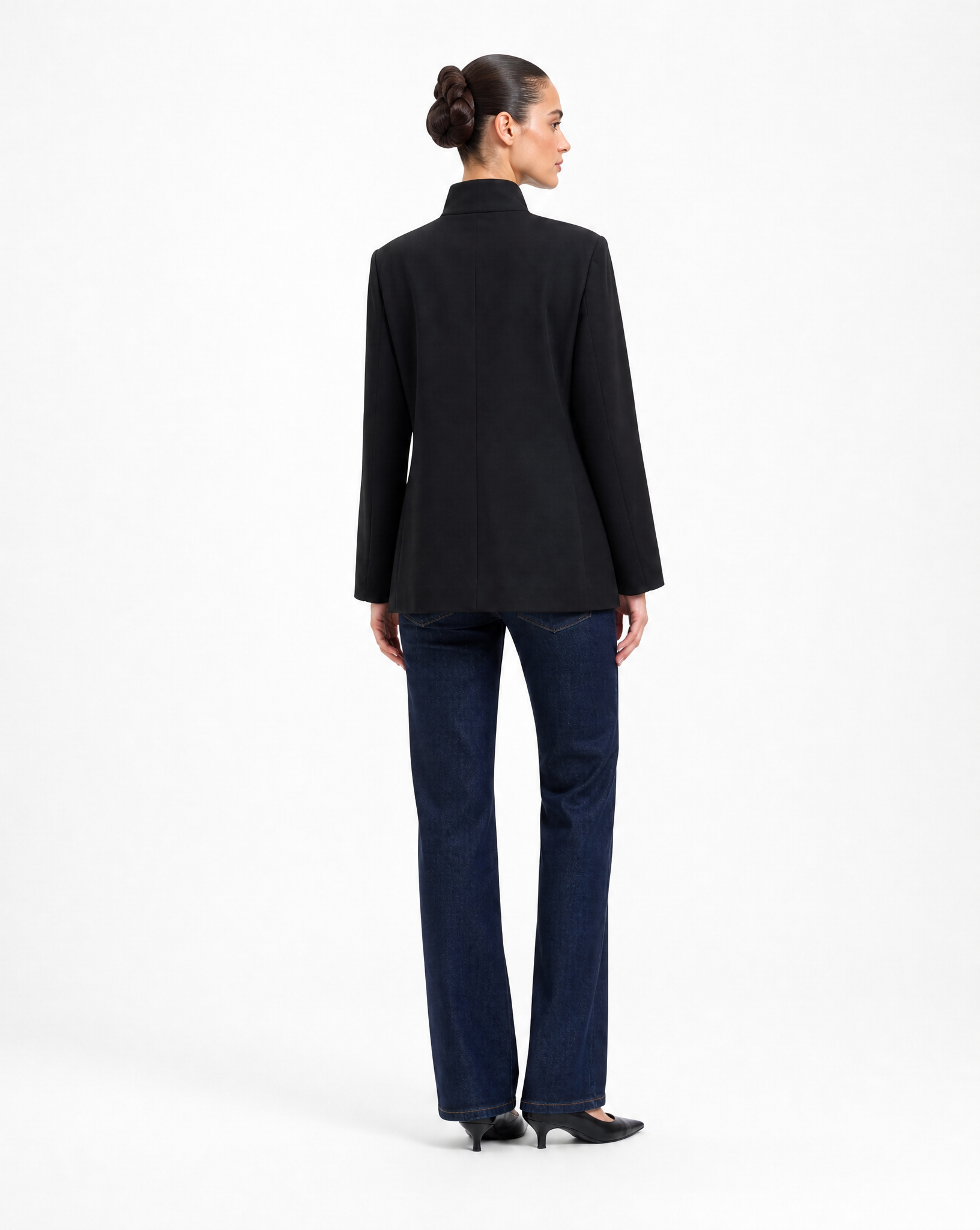 Blazer Donna Strutturato con Chiusura Asimmetrica Nero vista retro indossata da Polly 6