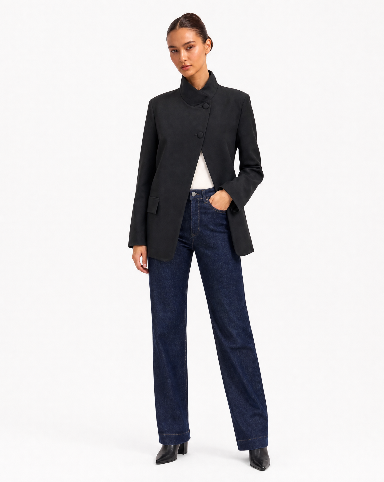 Blazer Donna Strutturato con Chiusura Asimmetrica Nero vista tre-quarti indossata da Polly 6