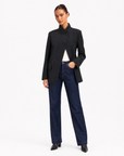 Blazer Donna Strutturato con Chiusura Asimmetrica Nero vista tre-quarti indossata da Polly 6