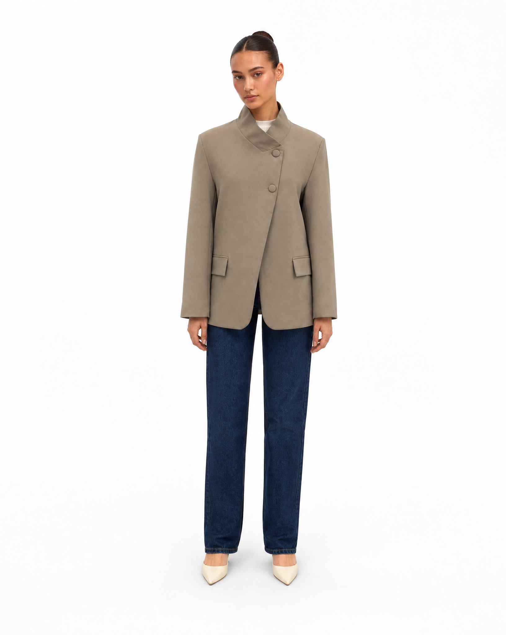 Blazer Donna Strutturato con Chiusura Asimmetrica Taupe vista frontale indossata da Polly 6