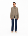 Blazer Donna Strutturato con Chiusura Asimmetrica Taupe vista frontale indossata da Polly 6