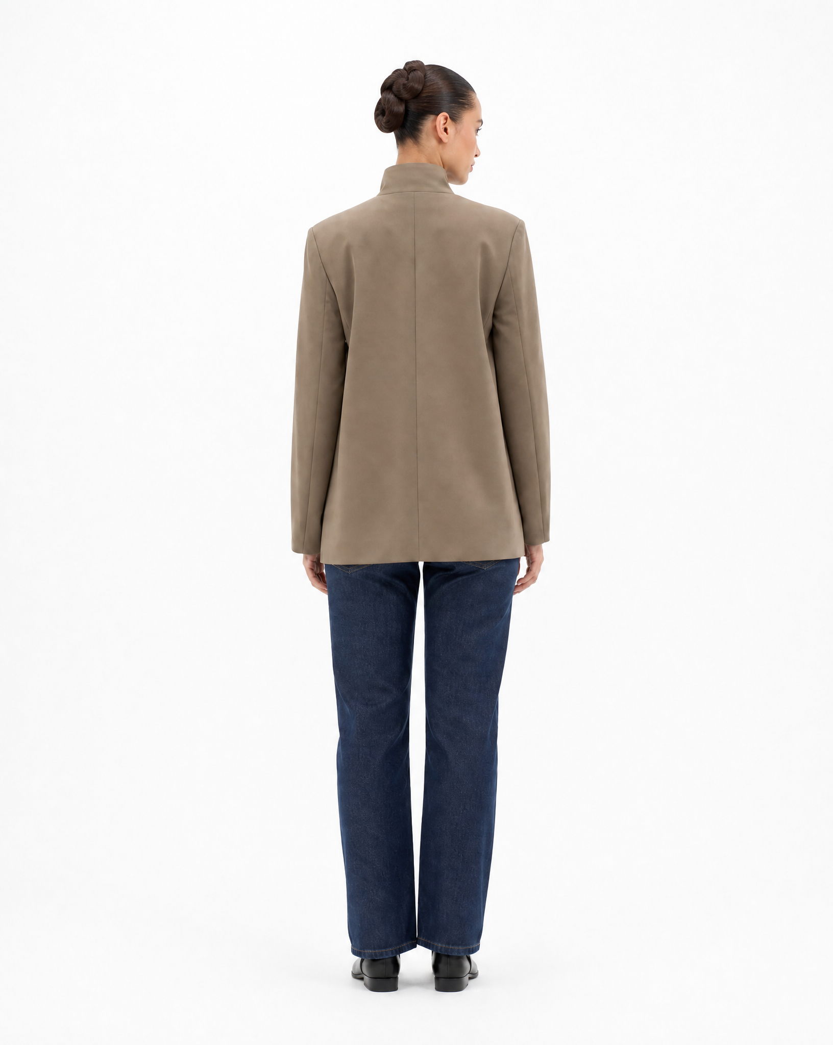 Blazer Donna Strutturato con Chiusura Asimmetrica Taupe vista retro indossata da Polly 6