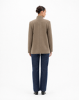 Blazer Donna Strutturato con Chiusura Asimmetrica Taupe vista retro indossata da Polly 6