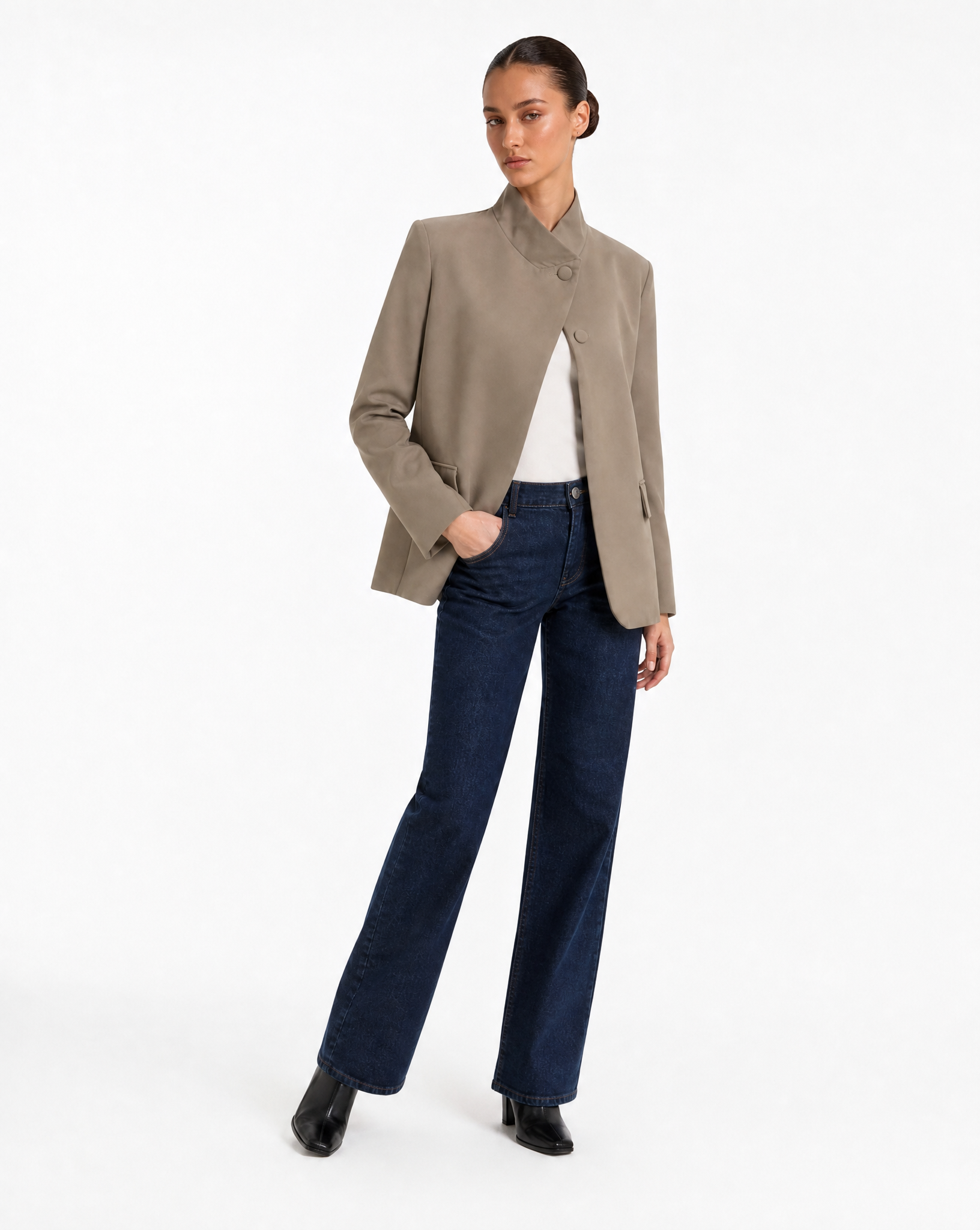 Blazer Donna Strutturato con Chiusura Asimmetrica Taupe vista tre-quarti indossata da Polly 6