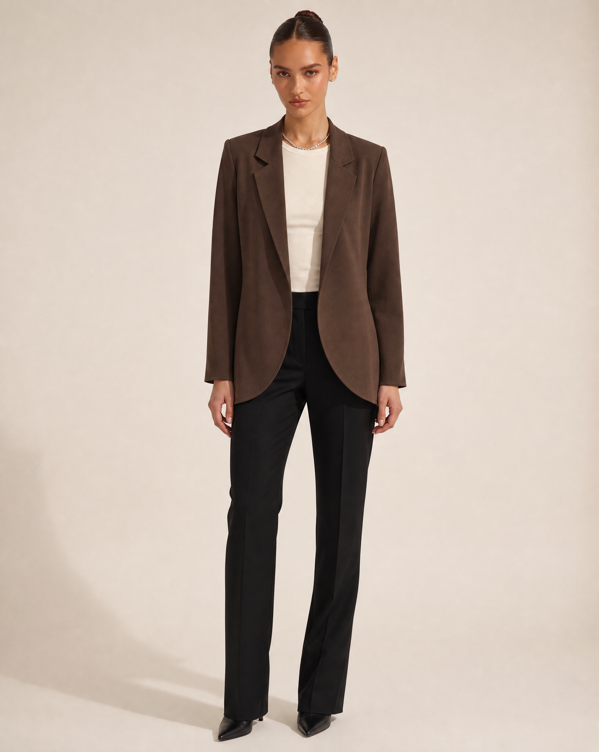 Blazer morbido effetto tailoring Marrone scuro indossato da Polly 6 - vista frontale