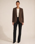 Blazer morbido effetto tailoring Marrone scuro indossato da Polly 6 - vista frontale