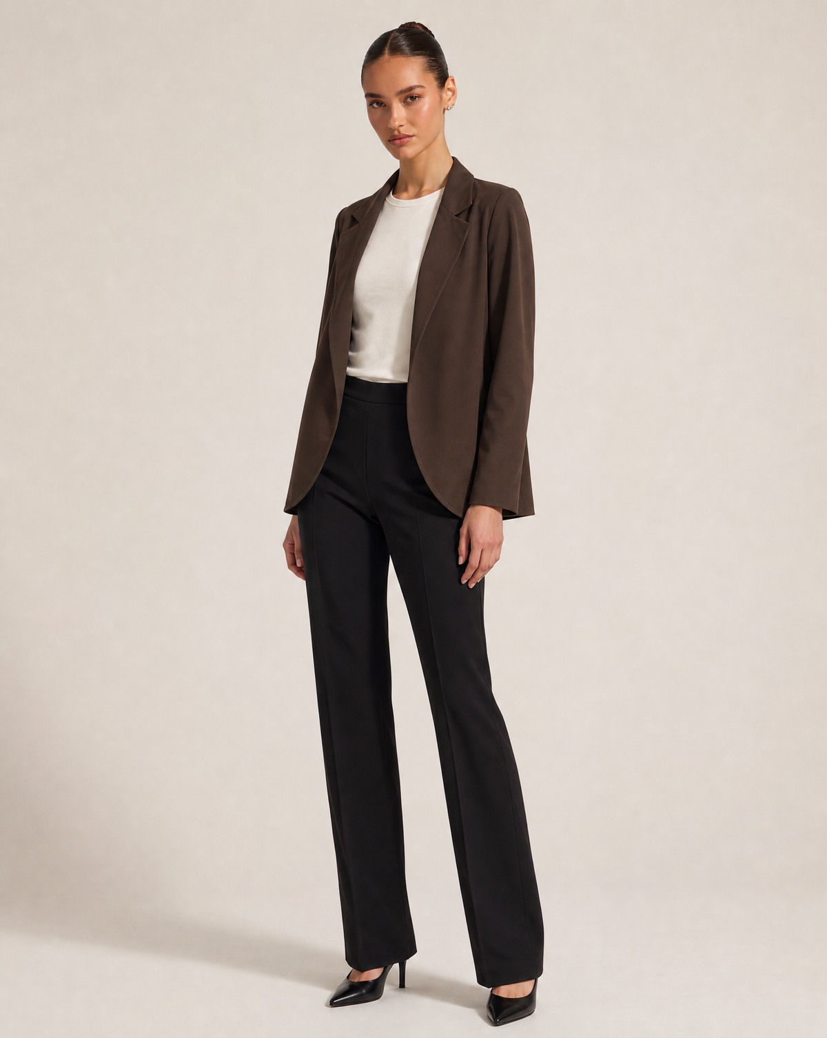 Blazer morbido effetto tailoring Marrone scuro indossato da Polly 6 - vista tre quarti