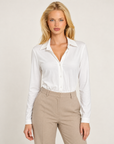 Body camicia donna bianco con colletto e bottoni indossato da Polly 7 - vista frontale