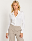 Body camicia donna bianco con colletto e bottoni indossato da Polly 7 - vista a tre quarti