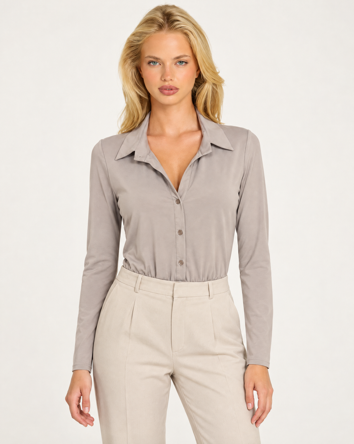 Body camicia donna fango con colletto e bottoni indossato da Polly 7 - vista frontale