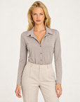 Body camicia donna fango con colletto e bottoni indossato da Polly 7 - vista frontale