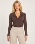Body camicia donna marrone con colletto e bottoni indossato da Polly 7 - vista frontale