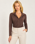 Body camicia donna marrone con colletto e bottoni indossato da Polly 7 - vista a tre quarti