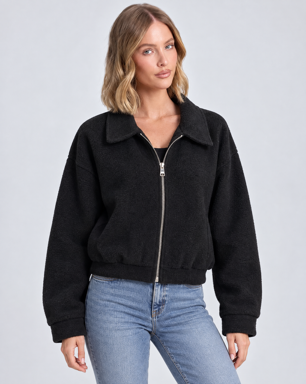 Bomber donna nero corto con zip e colletto indossato da Polly 5 – dettaglio busto