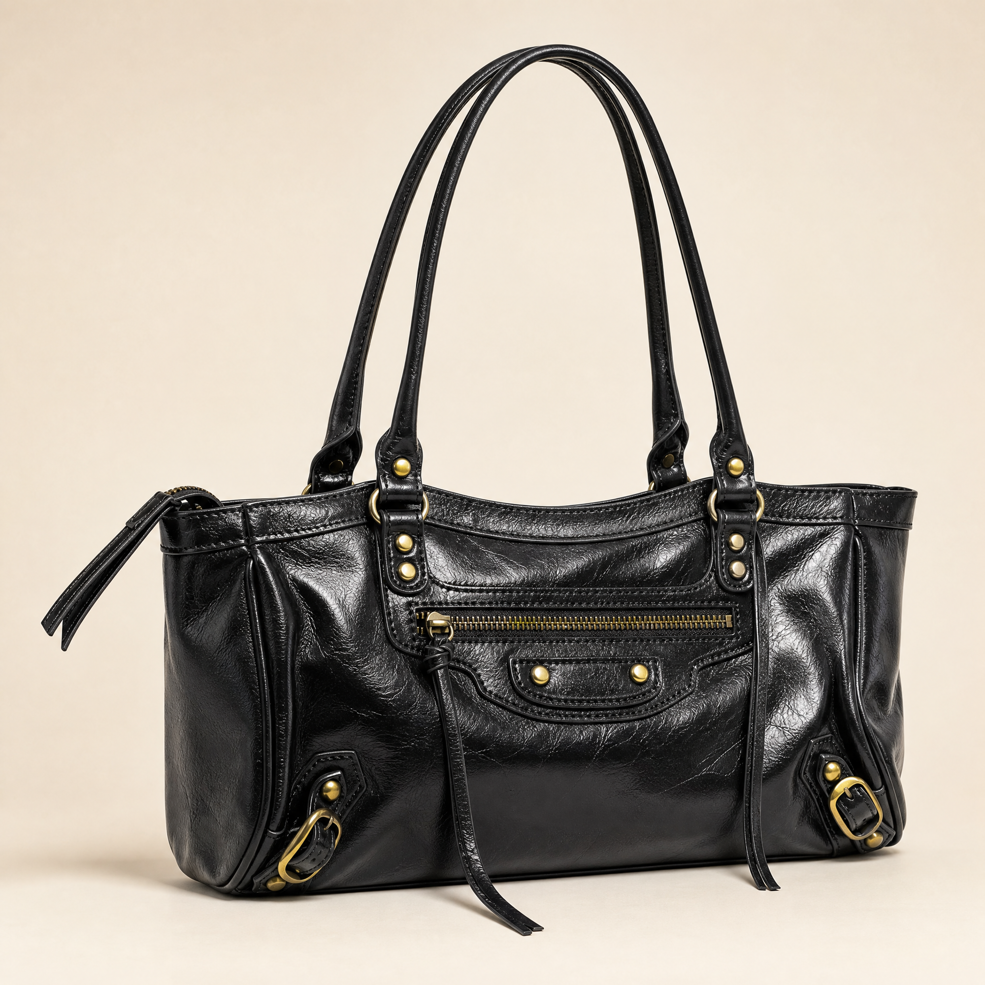 Dettaglio borsa in ecopelle nera con zip e finiture color ottone