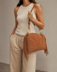 Borsa donna con frange in vera pelle – Camel indossata