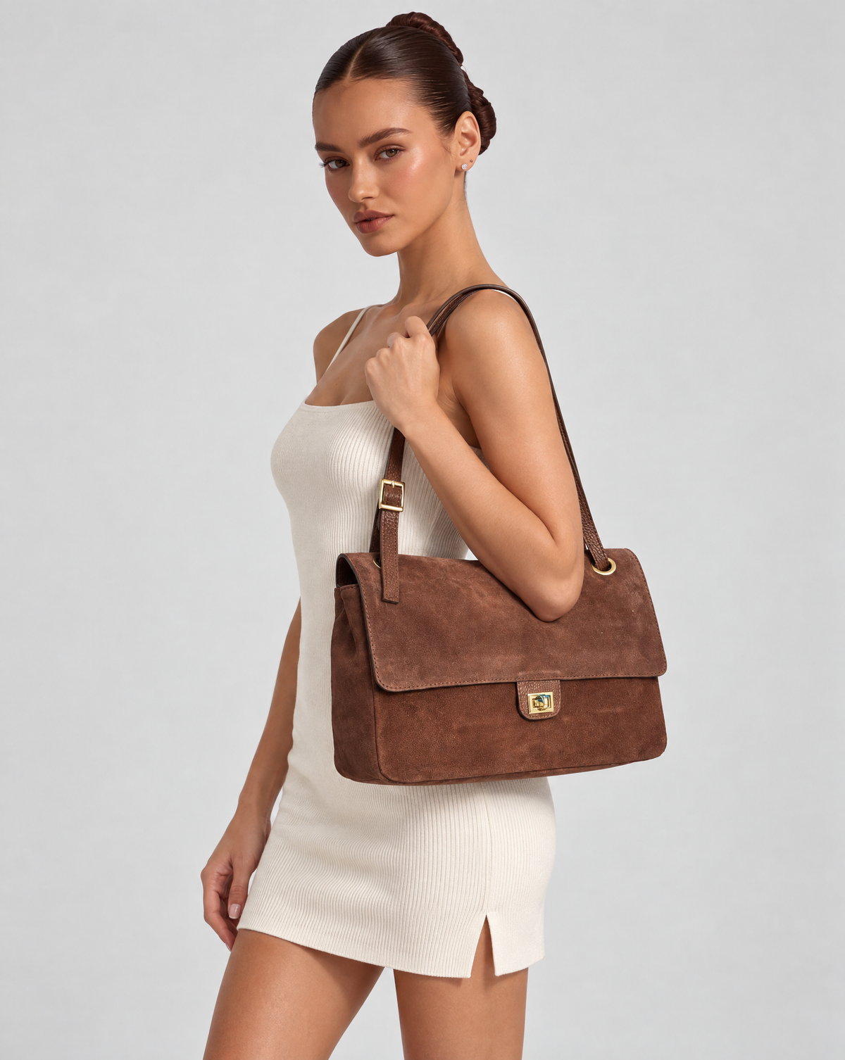Borsa H4 marrone indossata da Polly 6