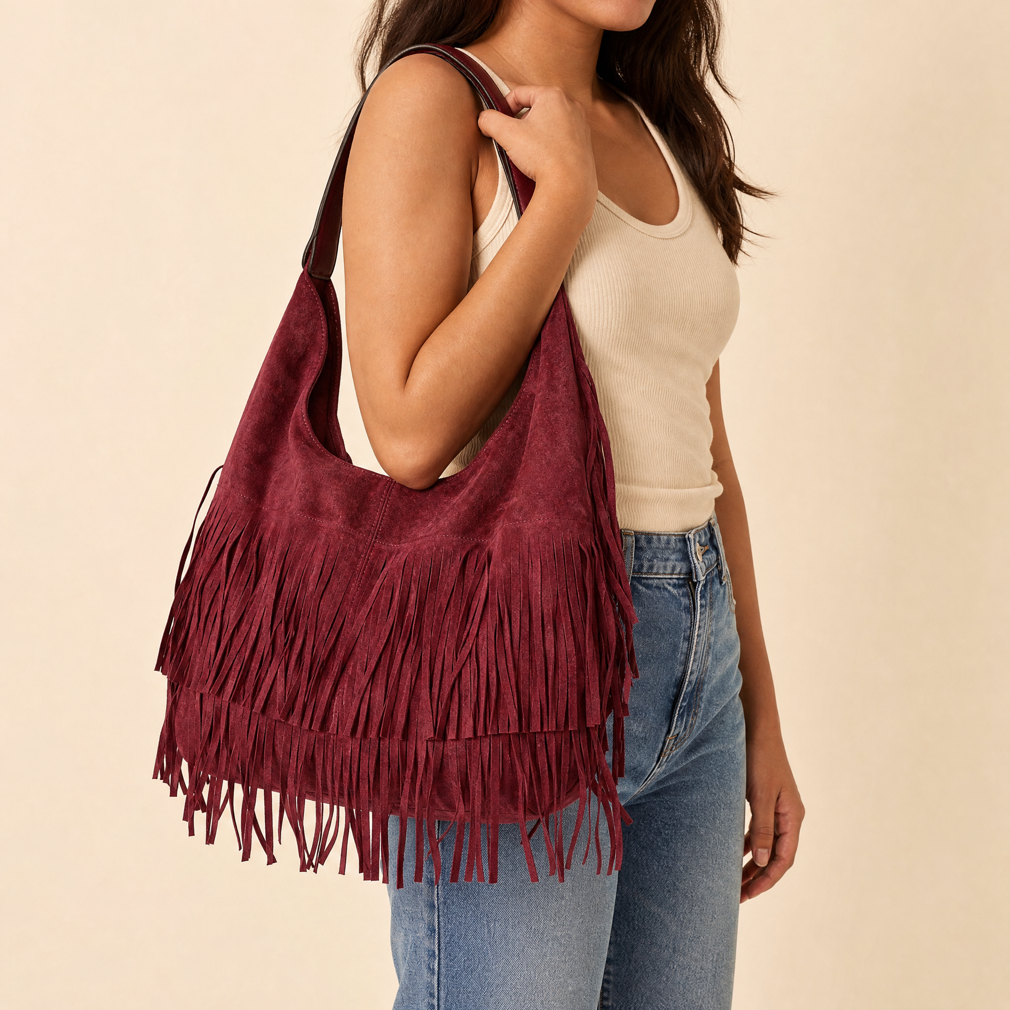 Borsa hobo con frange in ecopelle Bordeaux - indossata a spalla