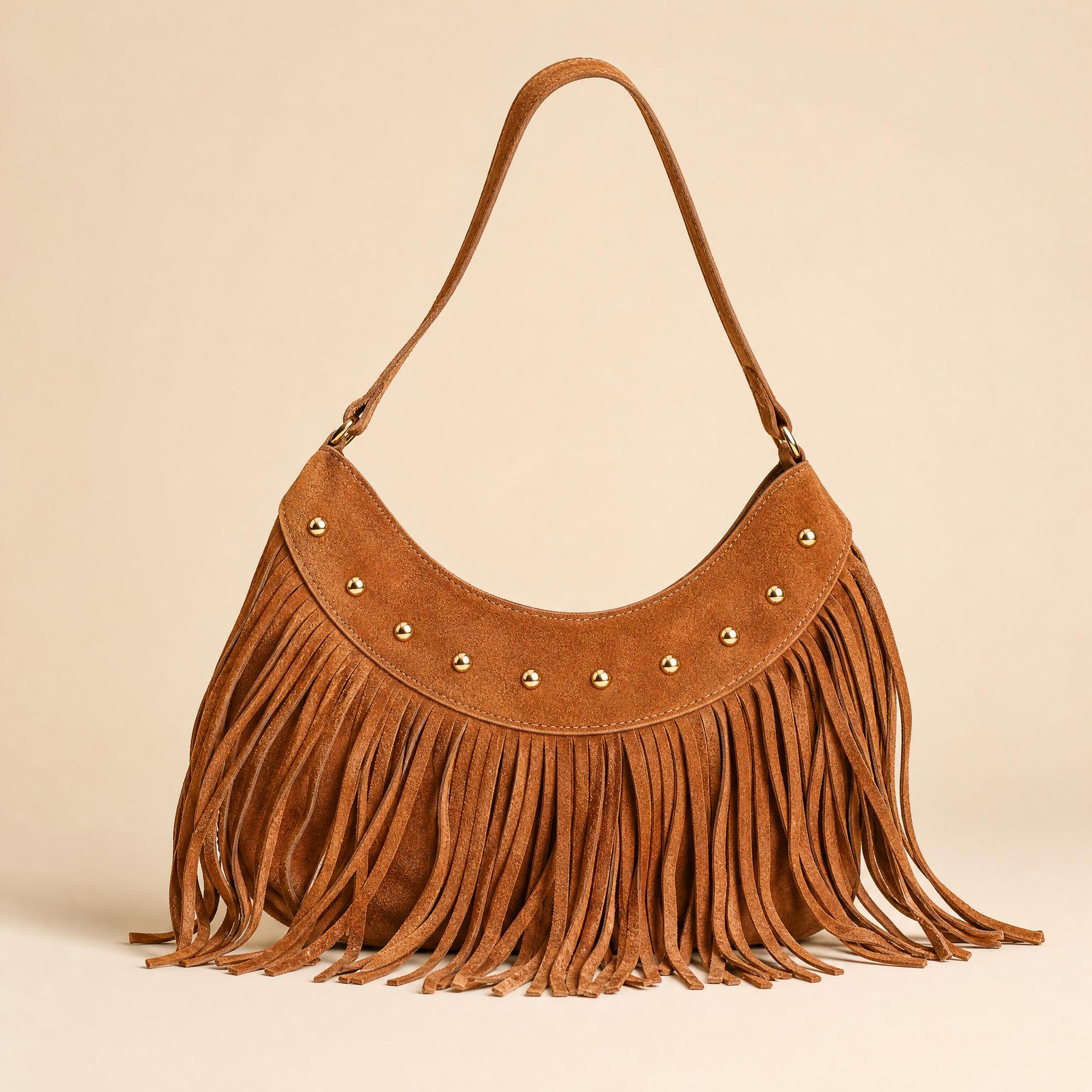 Borsa hobo camel, dettaglio di pelle, frange e borchie