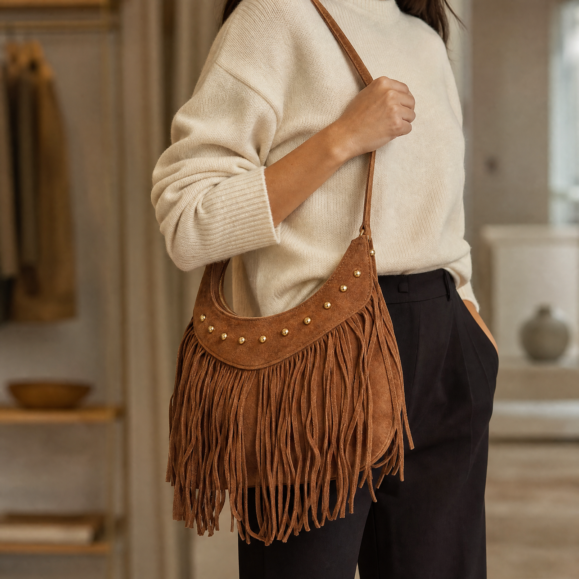 Borsa hobo con frange in vera pelle camel indossata a spalla