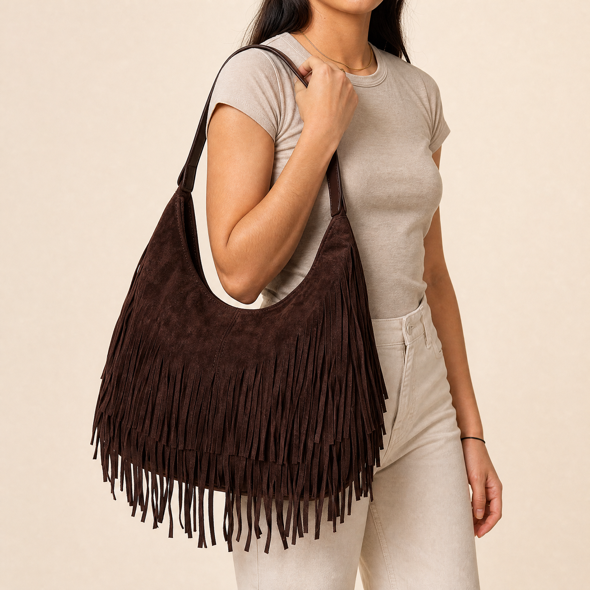 Borsa hobo con frange in ecopelle Marrone - indossata a spalla