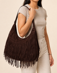 Borsa hobo con frange in ecopelle Marrone - indossata a spalla