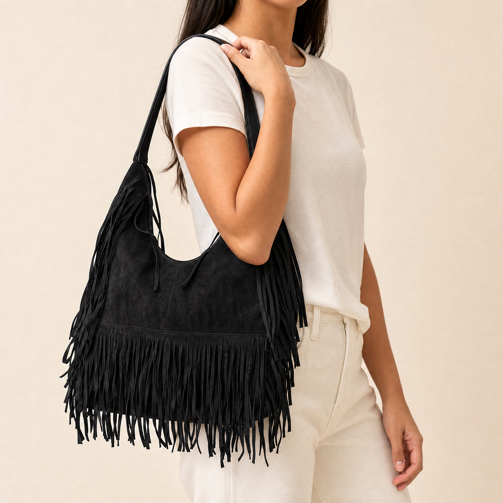 Borsa hobo con frange in ecopelle Nero - indossata a spalla