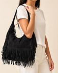 Borsa hobo con frange in ecopelle Nero - indossata a spalla