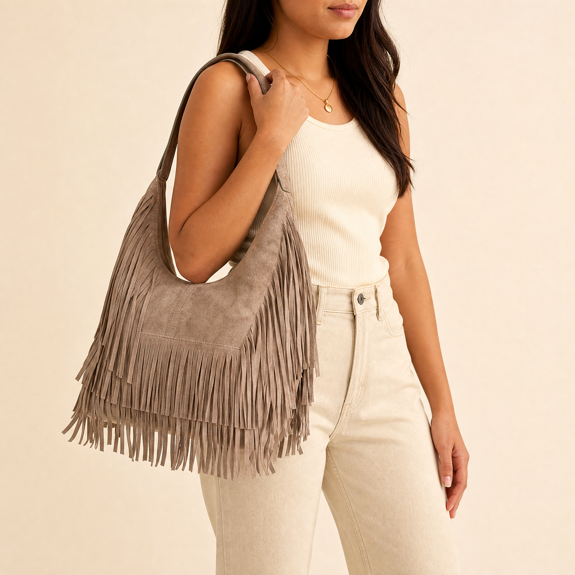 Borsa hobo con frange in ecopelle Taupe - indossata a spalla