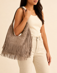 Borsa hobo con frange in ecopelle Taupe - indossata a spalla