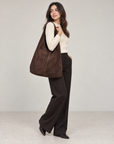 Borsa hobo in vera pelle scamosciata marrone scuro indossata a spalla