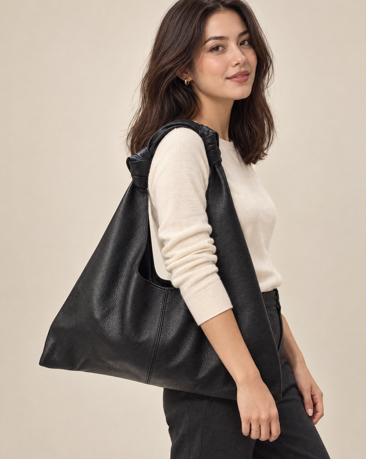 Borsa hobo in vera pelle nero con manico annodato – indossata a spalla