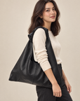 Borsa hobo in vera pelle nero con manico annodato – indossata a spalla