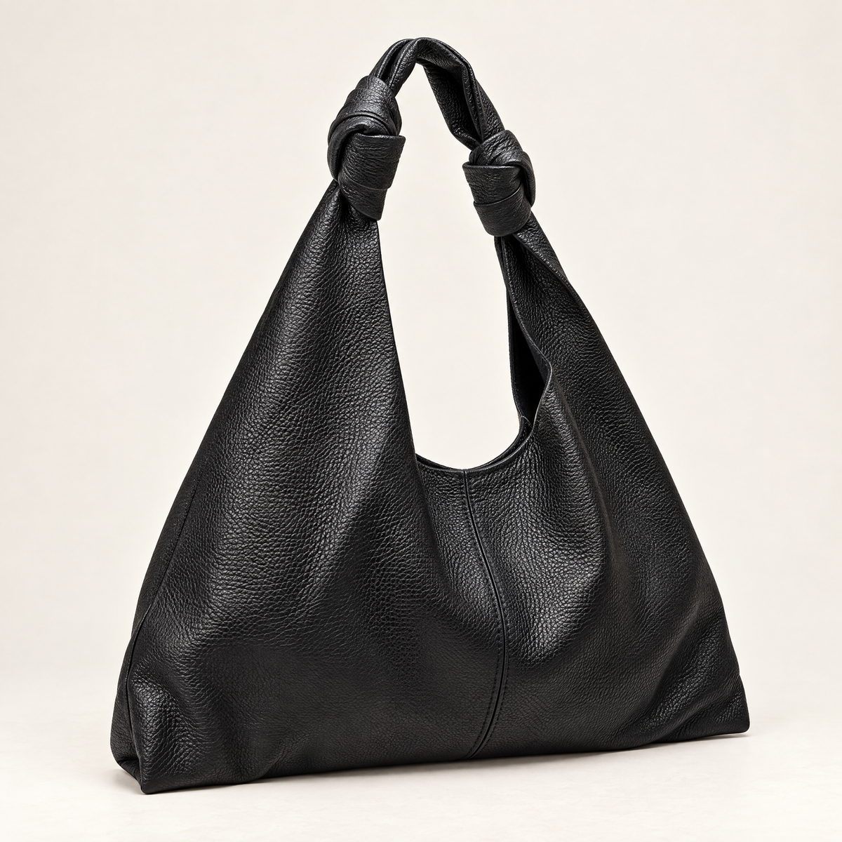 Borsa hobo in vera pelle nero con manico annodato – vista a tre quarti