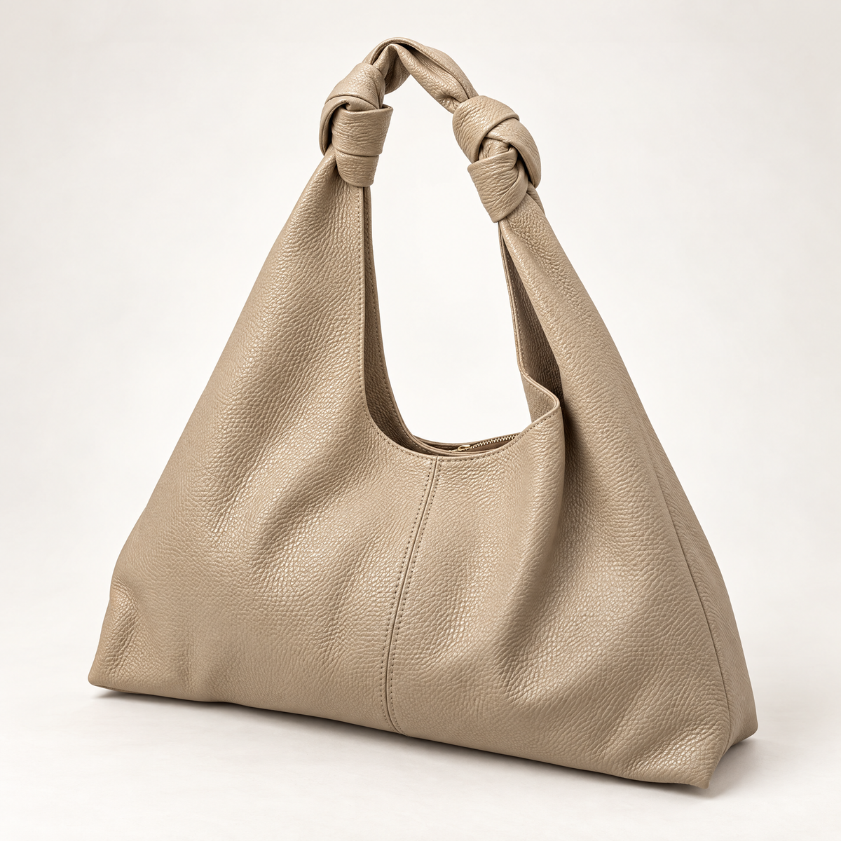 Borsa hobo in vera pelle taupe con manico annodato – vista a tre quarti