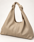 Borsa hobo in vera pelle taupe con manico annodato – vista a tre quarti