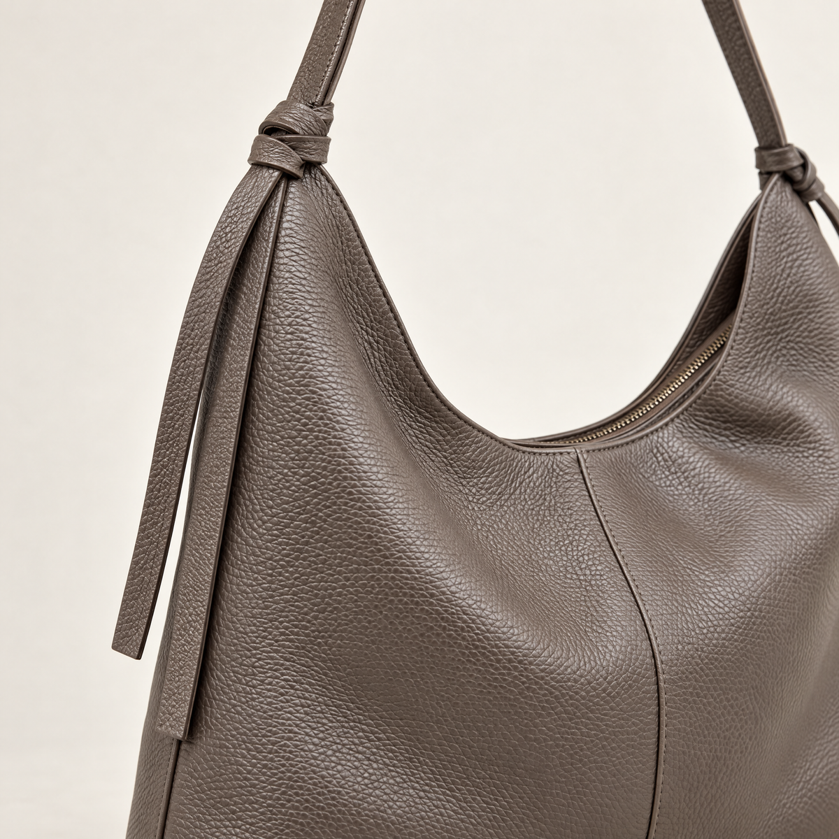 Borsa hobo in vera pelle taupe con nodi – dettaglio della pelle e dei nodi