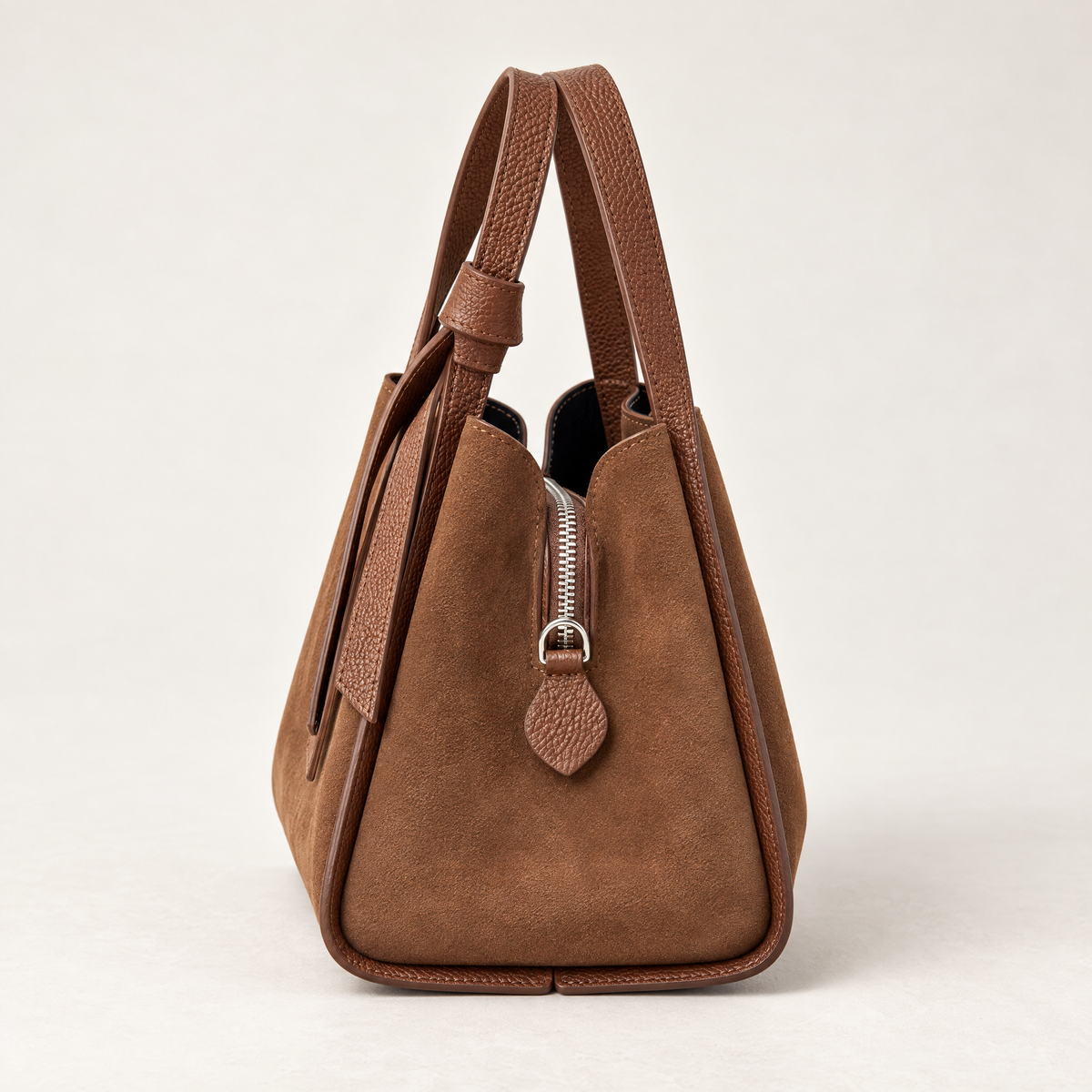 Borsa a mano camel in vera pelle scamosciata con tracolla – vista laterale con dettaglio cerniera