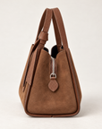 Borsa a mano camel in vera pelle scamosciata con tracolla – vista laterale con dettaglio cerniera