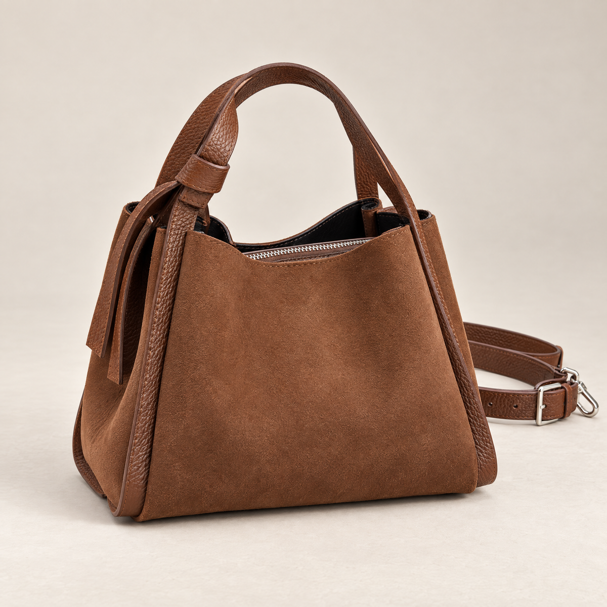 Borsa a mano camel in vera pelle scamosciata con tracolla – vista a tre quarti