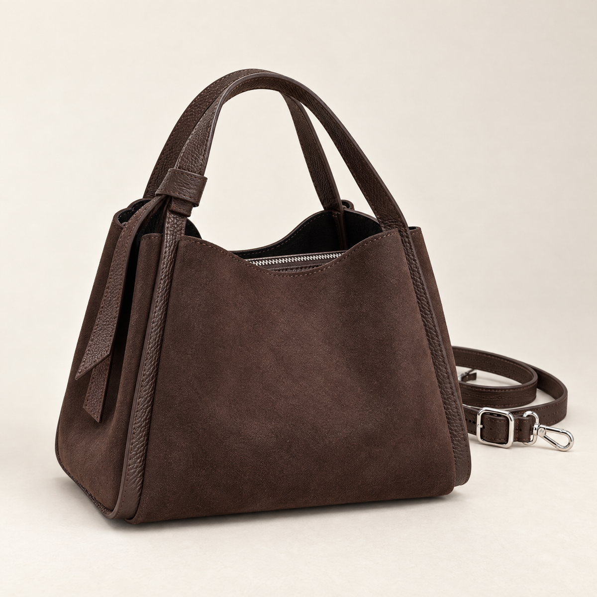 Borsa a mano marrone in vera pelle scamosciata con tracolla – vista a tre quarti