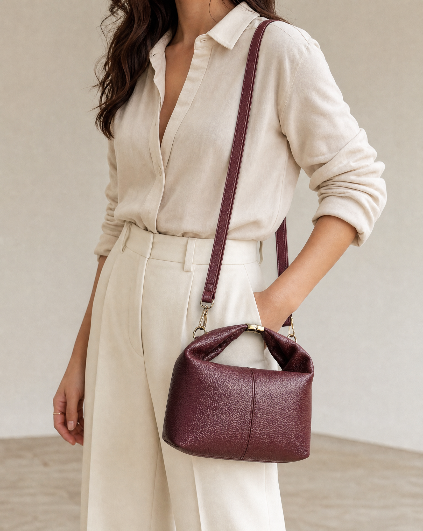 Borsa mini con manico annodato in vera pelle – Bordeaux, borsa indossata a tracolla