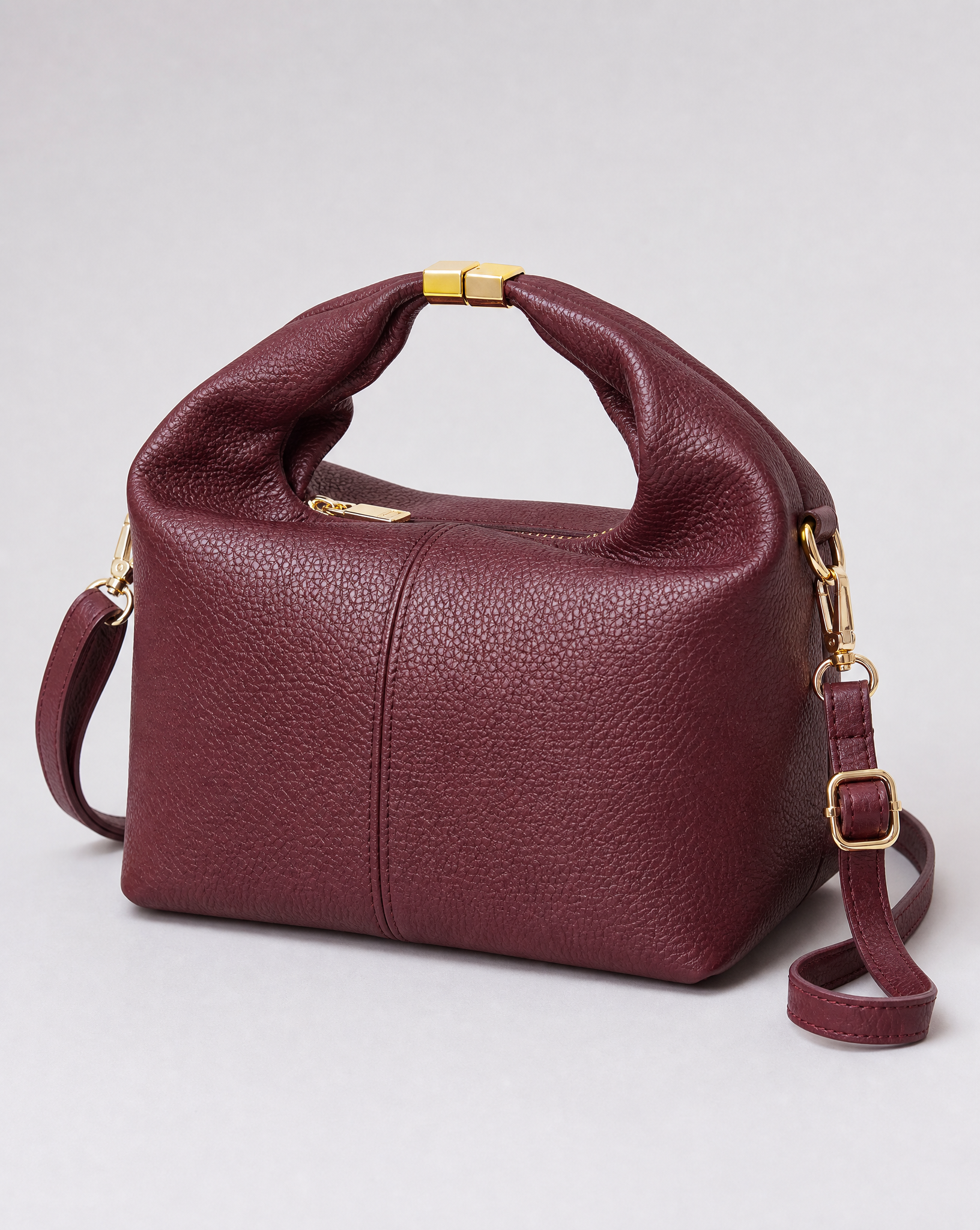 Borsa mini con manico annodato in vera pelle – Bordeaux, vista a tre quarti
